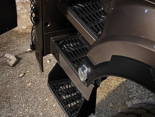 Anti-slip step unit with grated steps