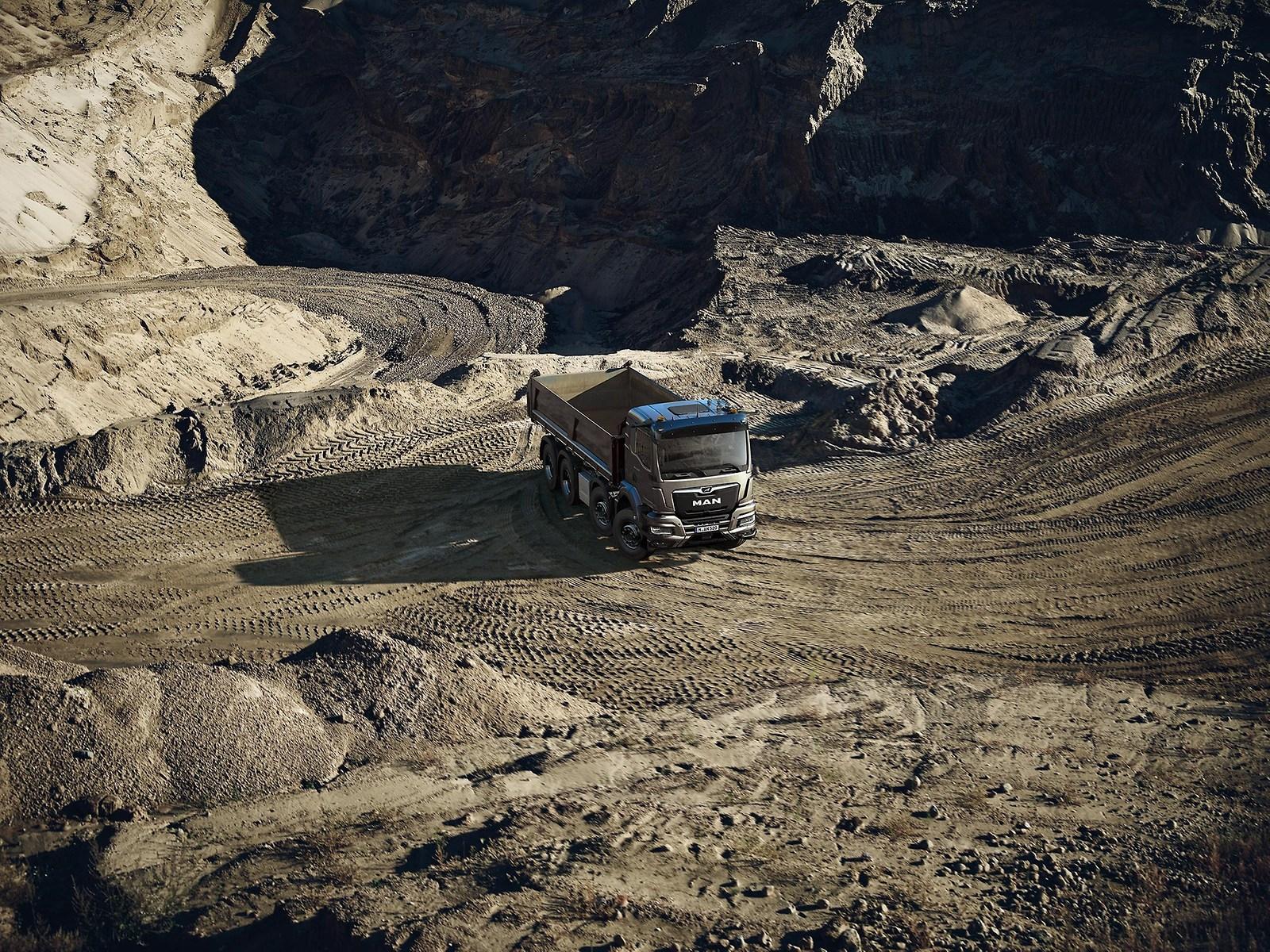 The switchable MAN HydroDrive front-wheel drive supports MAN construction vehicles in rough terrain.