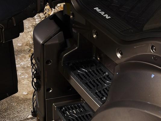 Anti-slip step unit with grated steps