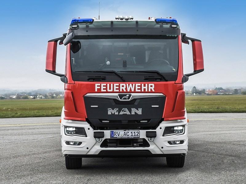 The robust vehicle front of the MAN fire brigade emergency vehicle.