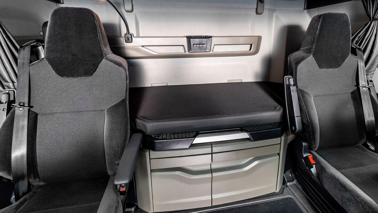 MAN TGS Vario foldable co-driver&rsquo;s seat / table combo