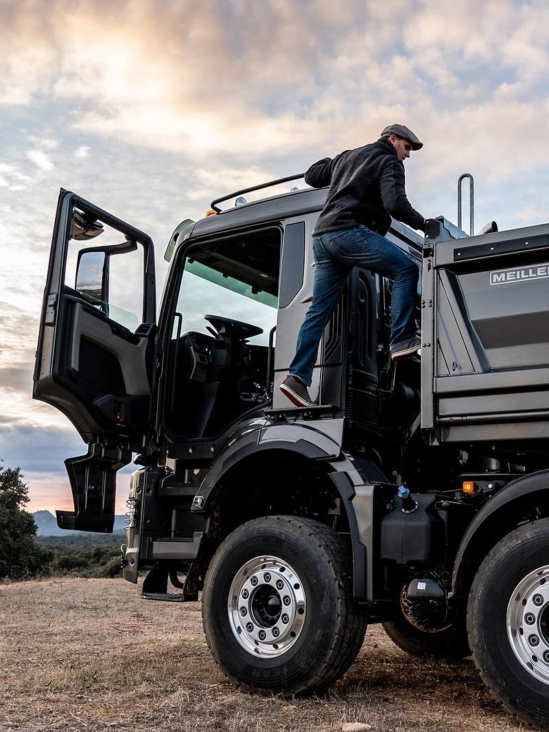 MAN TGS Vario foldable co-driver&rsquo;s seat / table combo