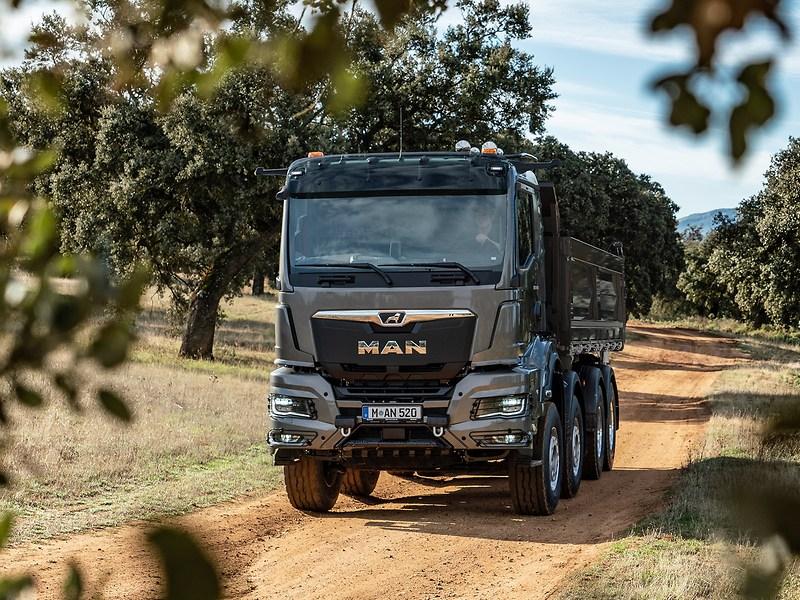 The digital mirror replacement system provides the driver with the best possible overview: by offering an increased direct field of vision and by adapting the digital mirror views to the driving situation.